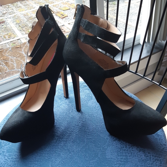 Betsey Johnson Shoes - Black Size 8 - Picture 2 of 3